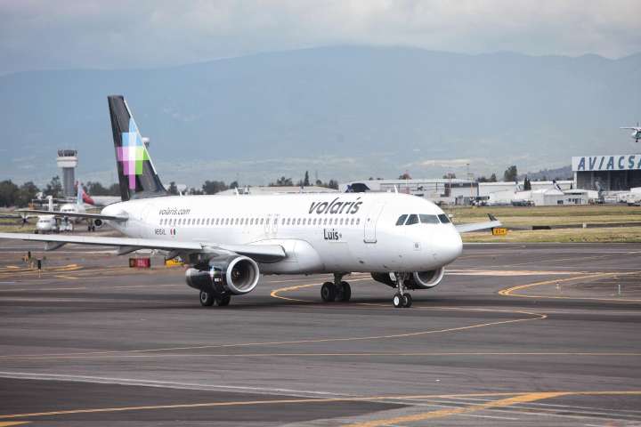 Pilotos mexicanos acusan que permiso a pilotos extranjeros en Volaris es inconstitucional