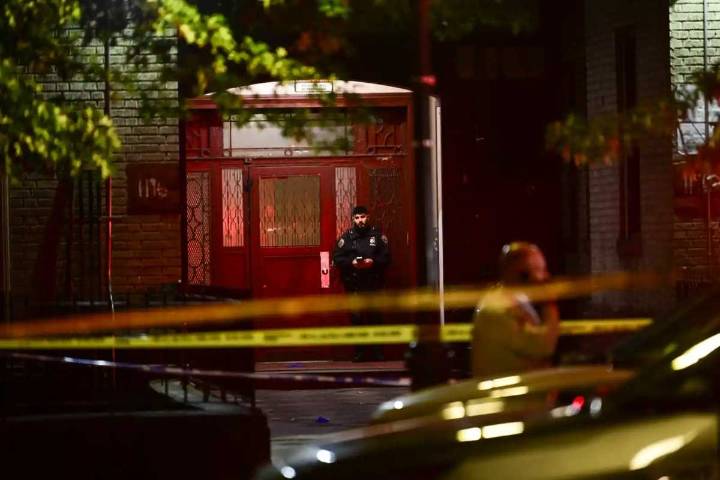 Adolescente de 16 años muere baleado frente a un edificio en Brooklyn