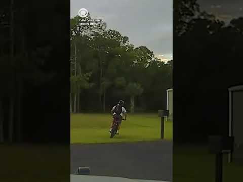 15-year-old on electric dirt bike leads police on pursuit in Naples, Florida #shorts