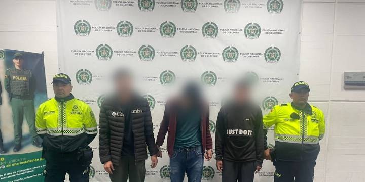 Hombres armados asesinaron a dos personas en un bar en Bogotá: quebraron los vidrios del lugar para poder disparar