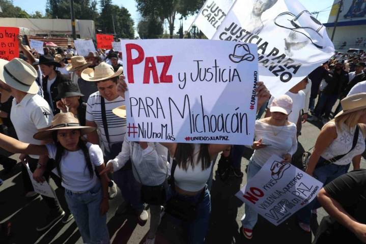 Ciudadanos marcha en Uruapan para exigir justicia por el alcalde Carlos Manzo; Grecia Quiroz acude