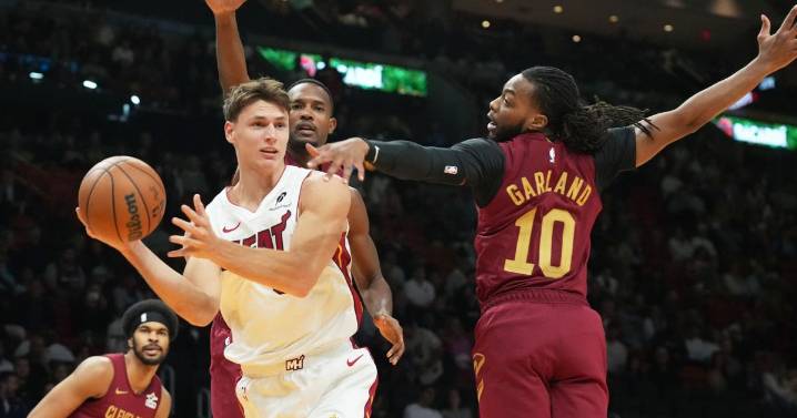 Cavaliers' Darius Garland exits game in Miami with toe injury