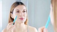 ¿Es seguro dermaplanear el rostro en casa? Lo que tenés que saber