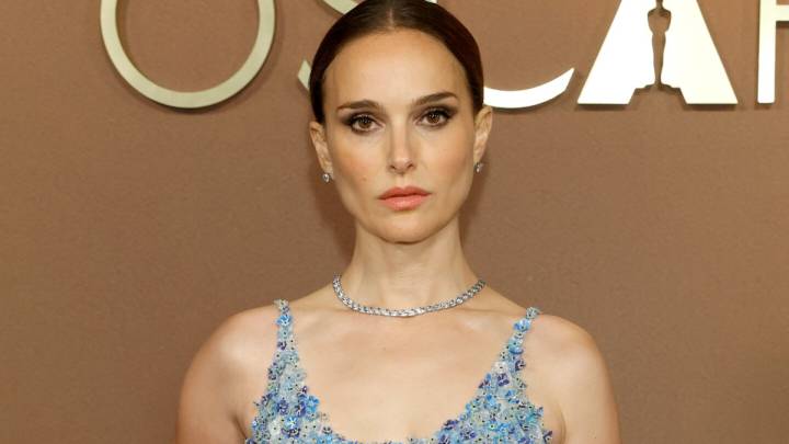 Natalie Portman nos enseña a llevar el minivestido este invierno 2025