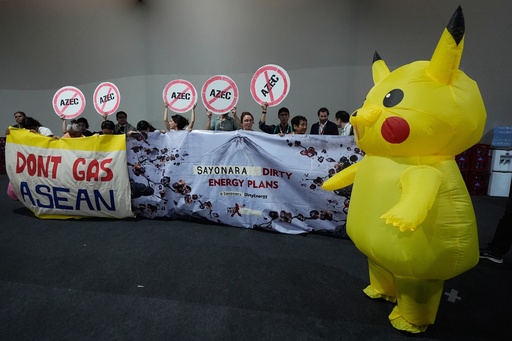 Manifestantes disfrazados de Pikachu protestan contra combustibles fósiles en la COP30