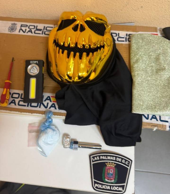 Con caretas de Halloween: la Policía investiga si los detenidos tras una accidentada fuga son los enmascarados del atraco de La Feria