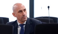 Lanzan huevos a Luis Rubiales, expresidente de la Federación de Fútbol de España que besó a una jugadora