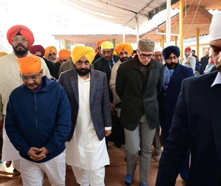 Mann, Kejriwal, Omar Abdullah take part in Sikh religious procession in Srinagar