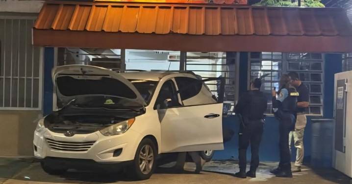 VIDEO: Asaltante estrella vehículo contra negocio en Trujillo Alto y se queda atascado