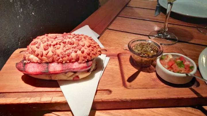 "Chori chipa", el invento que tiene un coqueto bodegón por menos de $6.000