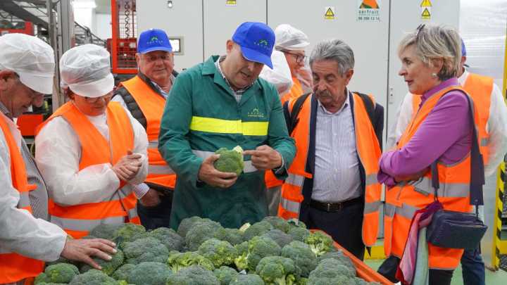 Miguel Ángel Revilla se convierte en el 'vecino adoptivo' de La Hoya, en Lorca, por su promoción del brócoli