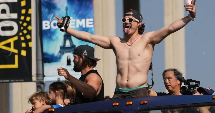 Dodgers celebran su bicampeonato de la Serie Mundial con desfile en la ciudad de Los Ángeles