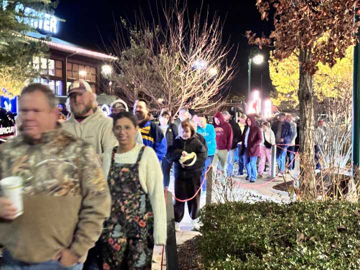 Hundreds of shoppers brave cold for Black Friday shopping