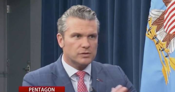 Secretario de defensa de EE.UU. llama "dictador asesino" a Nicolás Maduro (hacer titular)