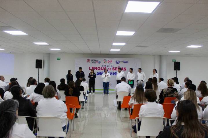 Capacitan a servidores públicos de Torreón en Lengua de Señas para atención inclusiva