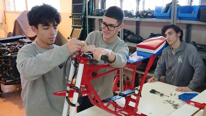 El reto de estudiantes de Carlet: De transformar una moto a construir un bólido de carreras eléctrico