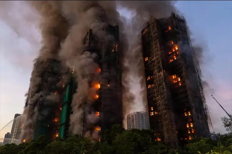 Voraz incendio en un complejo en Hong Kong dejó 13 muertos, heridos y personas atrapadas