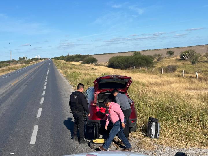 Guardia Estatal auxilia a automovilista varado en la carretera San Fernando