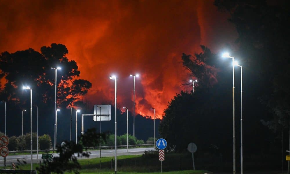 Una fuerte explosión en polo industrial cerca del principal aeropuerto de Argentina