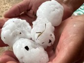 Una tormenta con granizo del tamaño de pelotas de tenis sacudió Córdoba y hoy rigen alertas en 20 provincias