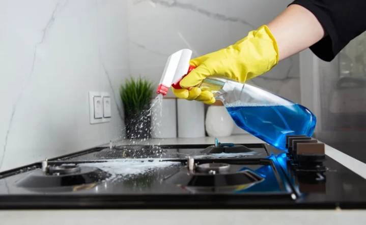 ¿Cómo hacer un desengrasante casero para limpiar la cocina?