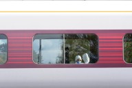 La policía británica acusa a un hombre de intento de asesinato por apuñalar a 11 personas en un tren