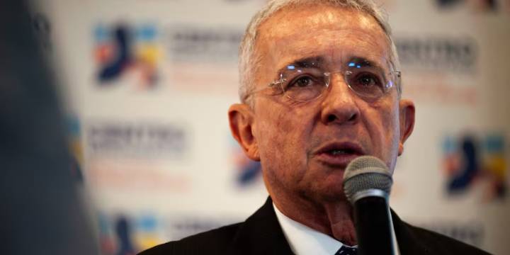 Álvaro Uribe arremetió contra Petro por la casa que adecuó para la Embajada en Arabia Saudita: “Derrochón”