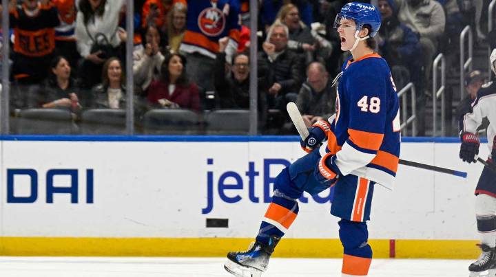 Islanders’ Matthew Schaefer cheered on by his roommates during 2