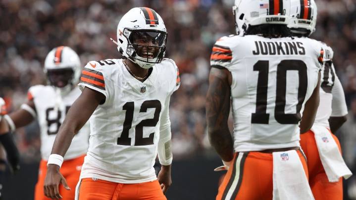 Browns rally around Shedeur Sanders' big plays, personality