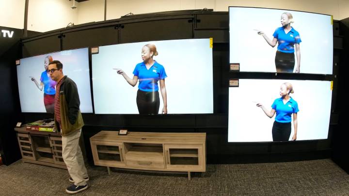 Consumer confidence falls to lowest level since April as Americans worry about inflation and jobs