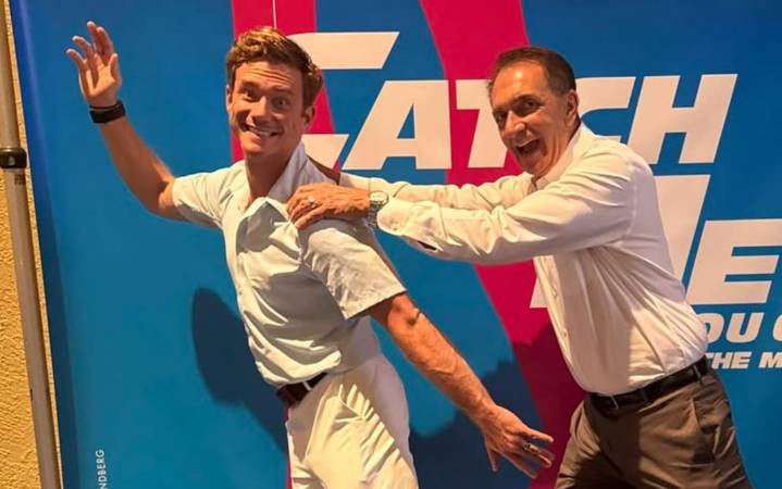 ‘Me tiró al suelo’: alcalde en EE. UU. acusa a su joven exnovio de agredirlo frente a su casa