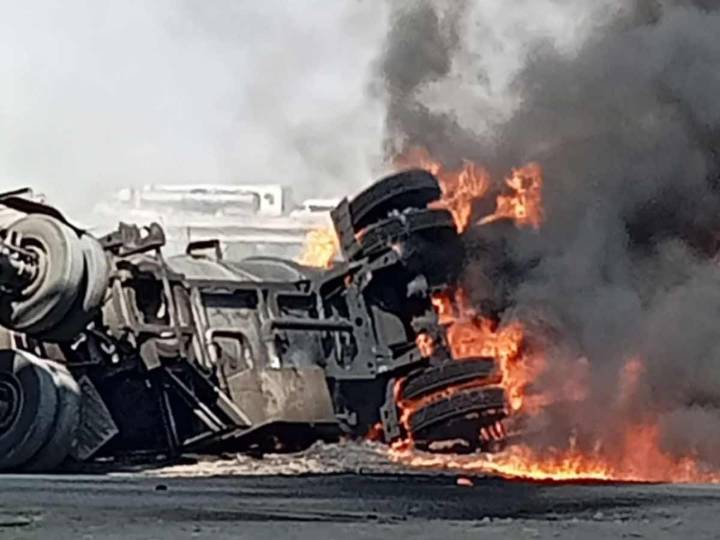 Explota pipa cargada de gasolina en Hidalgo; intentó ganarle el paso al tren
