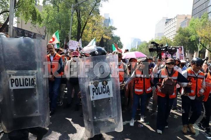 Avanzan manifestantes al Zócalo tras desfile