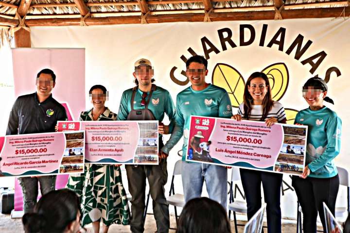 Milena Quiroga entregó apoyos económicos a 17 jóvenes de la agrupación Mangles del Manglito