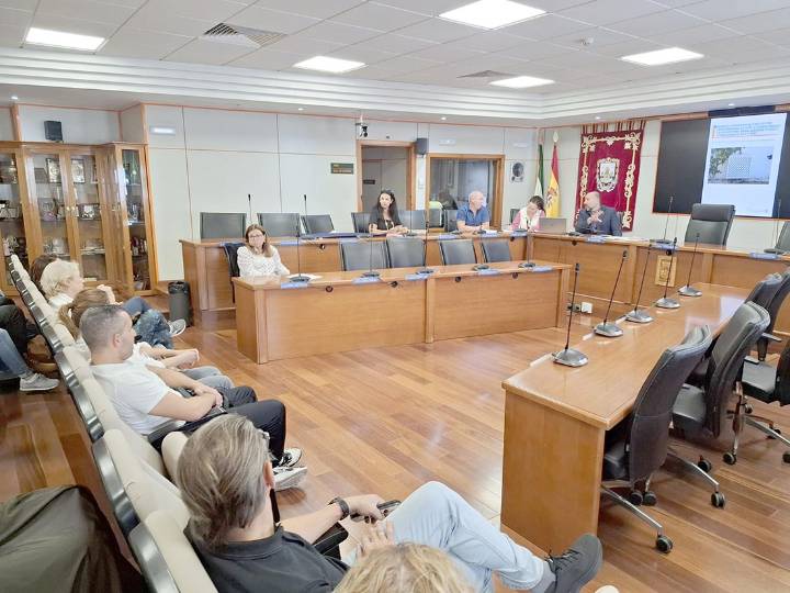 Encuentro entre Ayuntamiento y comerciantes para abordar la instalación de nuevos toldos en Benalmádena