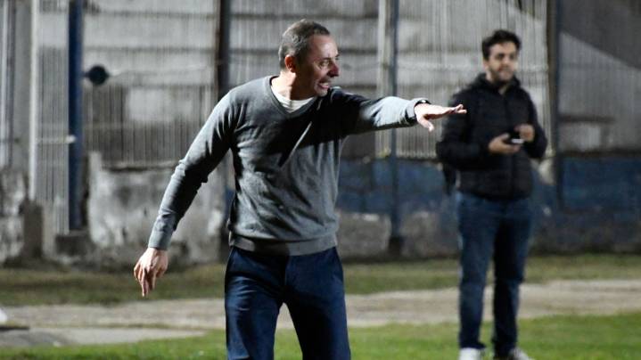Cristian Molins dejó de ser el entrenador de Sarmiento de La Banda