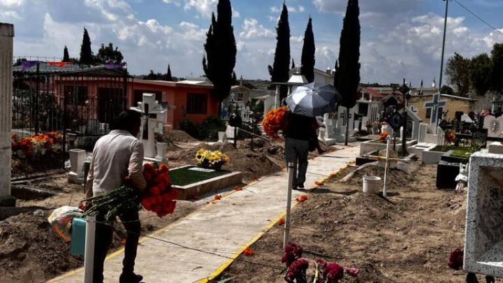Movimiento y tradición en el panteón municipal de Pachuquilla por el Día de Muertos
