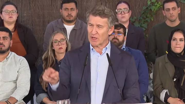 Feijóo pone a Melilla como ejemplo de “convivencia entre culturas” mientras Vox presiona contra la inmigración en Valencia