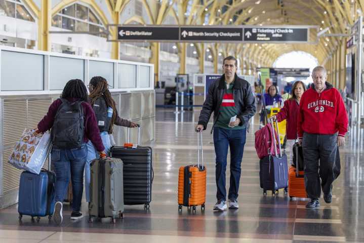 Restricciones al tráfico aéreo en EEUU continuarán por un tiempo tras reapertura federal