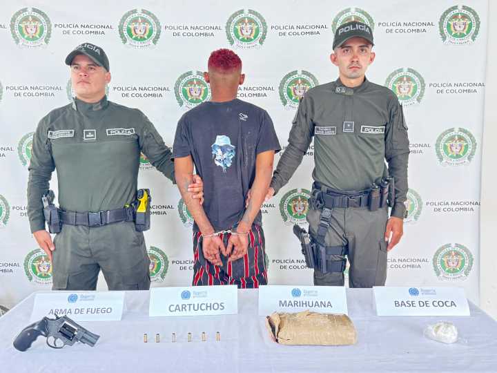 Por porte ilegal de armas y de estupefacientes fue capturado por la Policía