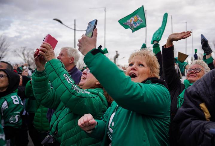 Saskatchewan Roughriders return home, celebrate Grey Cup with cheering fans in Regina