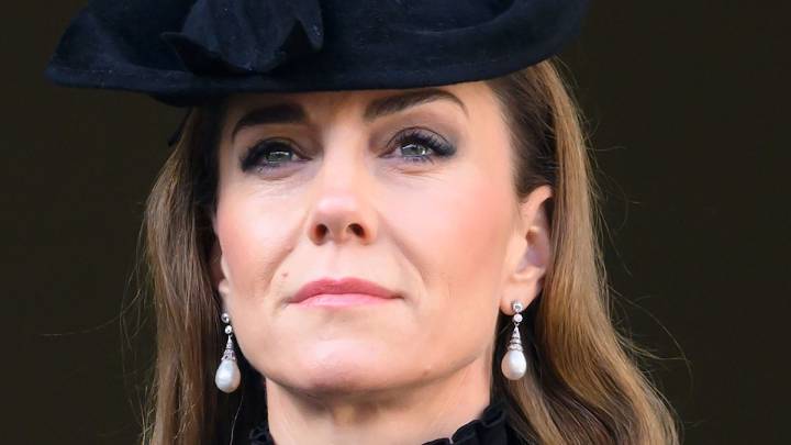 Kate Middleton's 'miniature' tribute to late grandfather on sombre outing