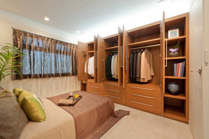 Megaoferta en Home Depot: elegante closet de 8 puertas baja de $742 a $450 por Black Friday