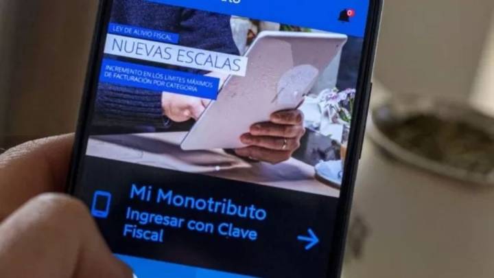 ¿Fin del monotributo? El gobierno analiza eliminarlo y bajar el piso de ganancias