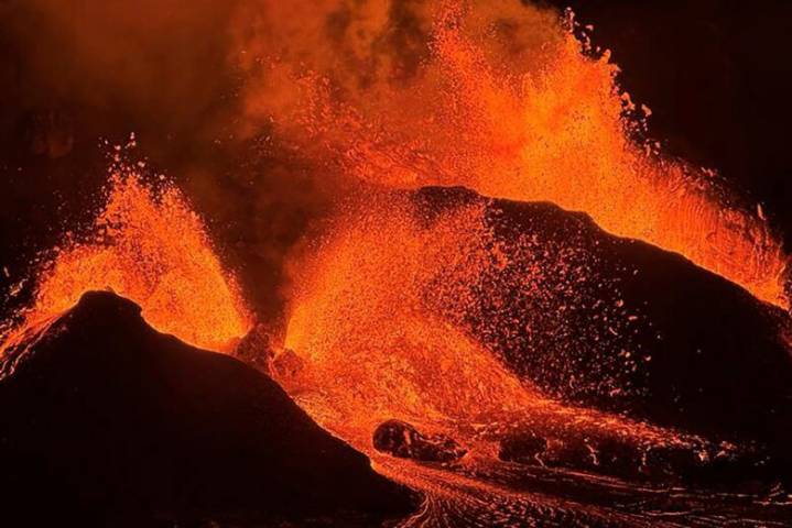 Hawaii’s Kilauea volcano producing streams of molten lava, eruption imminent