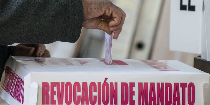 Por qué la Constitución prohíbe la revocación de mandato en la misma fecha que las elecciones