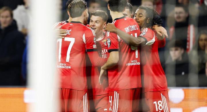 Ajax – Benfica: Richard Ríos y un casi gol para romper el maleficio en Champions League. Hay video