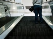 Justicia aumenta indemnización por accidente en supermercado: mujer sufrió fractura tras caída en escalera mecánica