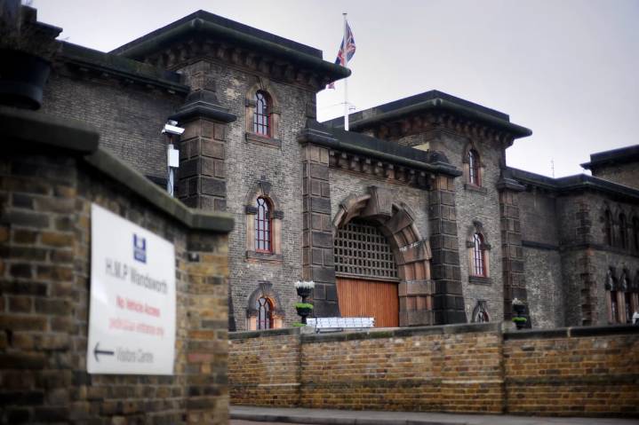 Prisoner manhunt LIVE: Sex offender and fraudster both on run from HMP Wandsworth after being wrongly released