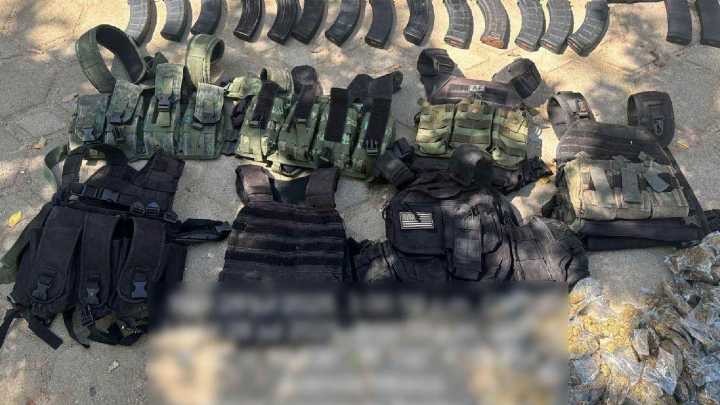 Aseguran Lanzacohetes, 2 mil 375 cartuchos y 16 chalecos tácticos en Chihuahua